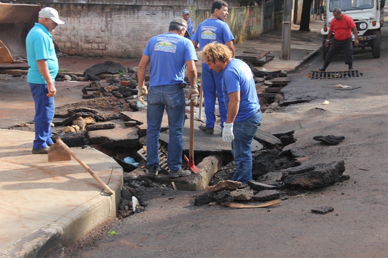 Força tarefa trabalha na remoção do barro e entulhos nos bairros de Sarandi